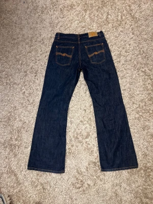 Nudie jeans modell föare glenn herr mörk blå w31  - Nudie jeans modell flare glenn storlek w31 L32. Unik fade. Nytt skick utan defekter. Postas antigen samma dag som köp eller dagen därpå🙌💯