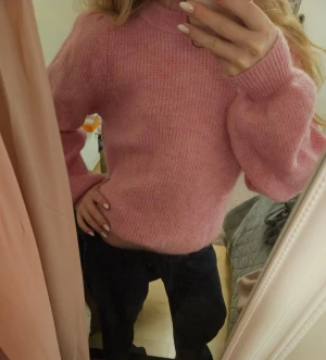 Jättegullig rosa stickad tröja från Selected Femme - Supermysig och gullig rosa stickad tröja från Selected Femme i storlek XS. Tröjan har en rund halsringning, ballongärmar och ribbade muddar. Passar lika bra till jeans som till kjol. Mycket bra skick, aldrig använd – visst noppigt och luddigt, men i övrigt hel och fin. Känns något sträv mot huden så rekommenderas med ett linne/t-shirt under för bästa komfort. Nypris runt 700 kr. Säljer den då jag inte får någon användning för den.