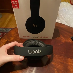 Beats Studio3 Wireless - Snygga Beats Studio3 Wireless over-ear hörlurar i svart. Aktiv brusreducering, upp till 22 timmars batteritid och trådlös Bluetooth-anslutning. Hörlurarna och originalförpackningen är i mycket gott skick, utan synligt slitage. Perfekt för musik, resor och arbete.