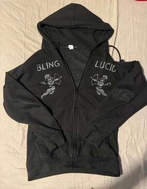Svart rhinestone tröja - Jättesnygg rhinestone zip-up från bling lucid i färgen svart, med svart dragkedja. Perfekt för vintern, dm för mer detaljer om varan