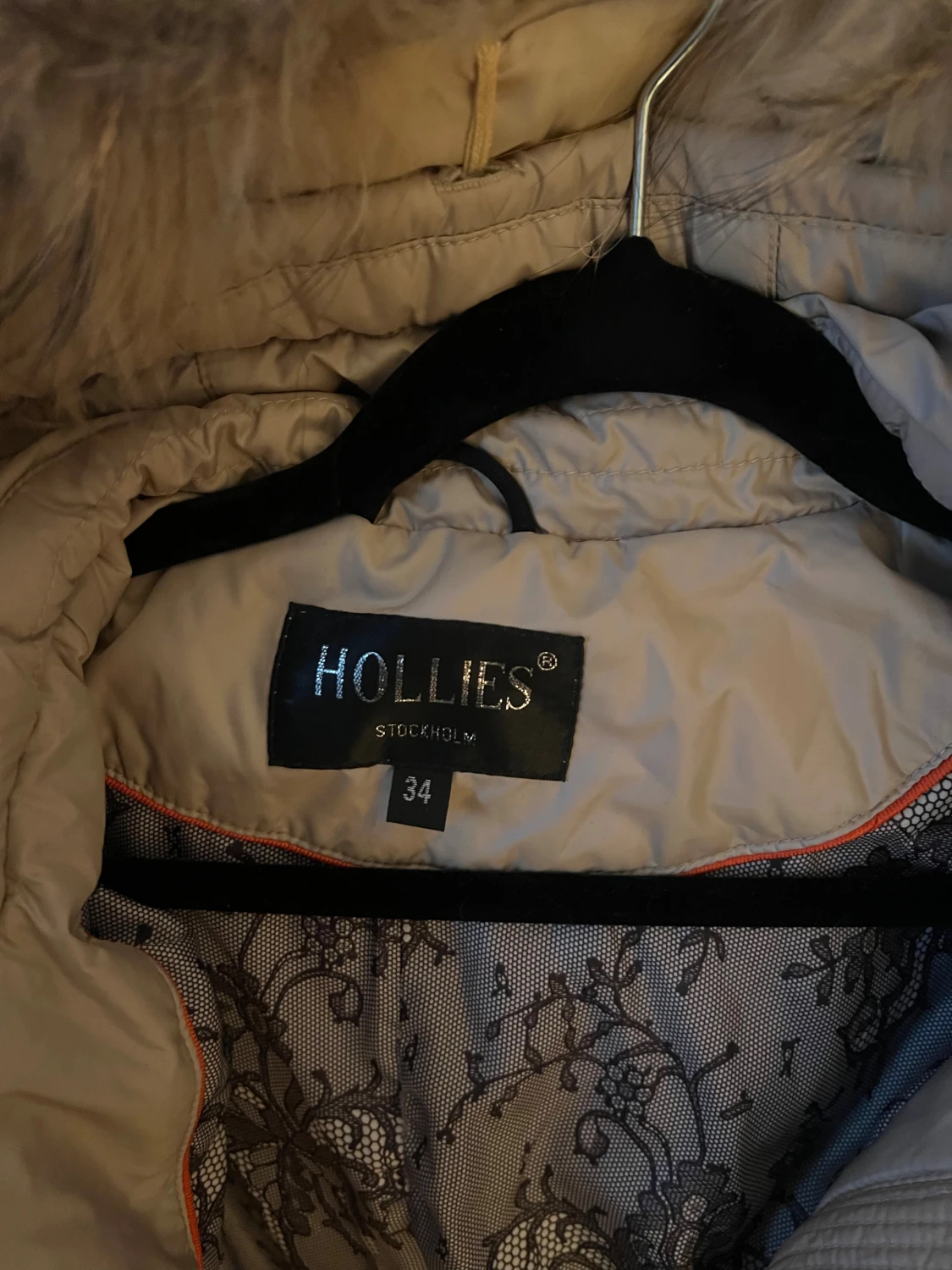 Beige pufferjacka med äkta päls  från Hollies - 1