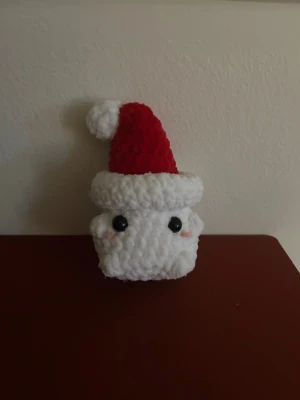 Virkad figur - Söt liten handgjord julfigur! 🎄                                                Ca 10 cm hög. Kan göra i andra färger också!