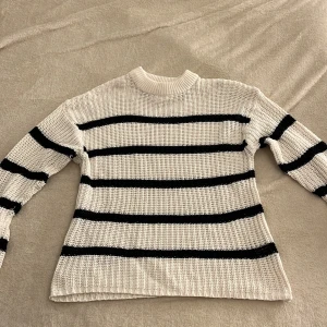 Stickad tröja  - Säljer en superfin vit stickad tröja med svarta ränder från lager 157.  Tröjan är i storlek XS . 🖤🤍