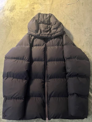 Jacka  - Tja nu säljer jag min Massimo dutti puffer i strl M. Jackan är väldigt varm och perfekt nu i vinter. Säljer den då jag har tröttnat på den och vill prova något nytt. Det finns några små fläckar på framsidan och baksidan men de går bort om man tvättar. Kvittot har jag kvar någon stans så kan nog leta reda på det om det önskas. Hör av dig vid frågor 👍Original pris 2k 