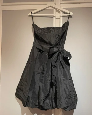 Söt klänning - Super söt bandlös klänning med justerbar knytning runt midjan, passar perfekt till högtiderna nu💕