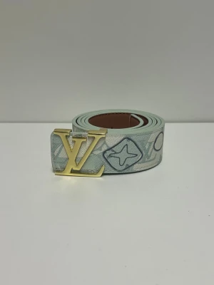 Lv Bälte - Säljer ett helt nytt bälte, aldrig använd. Storlek 110. Snabb frakt fraktas inom 24h efter köp. Kan härmas i Haninge, skriv gärna vid fler frågor.