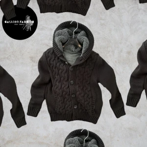 Stickad cardigan med knappar - Mörkbrun/grå cardigan i storlek S/M med stickad utsida, mjukt tyg på insida och fleece/teddy‑material i luvan. Väldig bekväm och unik med snygg design, perfekt för kyliga dagar. ~ Nypris okänt, liknande säljs för 500‑900 kr | Vårt pris 495 kr. Alla följare får rabatt, så följ! Öppen för prisförslag, större sannolikhet att jag accepterar om du följer 🙌