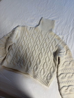 Vit stickad tröja - Säljer en vit stickad tröja från bikbok, jättefin! 50kr