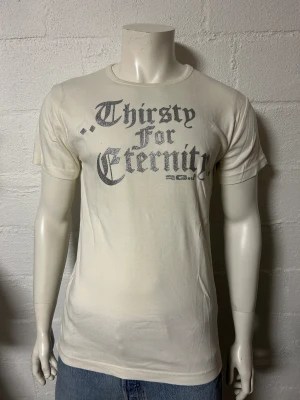 Naturvit T-shirt från RG 512 i storlek XL ( är som L ) - Helt ny T-shirt med tufft tryck. Från RG 512. Storlek XL, men tycker den är som L. Bra kvalité.