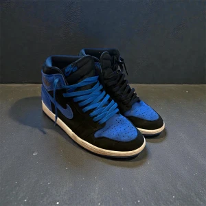 Jordan 1 high - Feta och stilrena skor med dessa får du garanterat många blickar för dessa är riktigt feta priset kan diskuteras vid en snabb och smidig affär:)