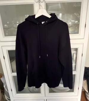 Stickad hoodie - Stickad hoodie från zara. Använd men inte nopprig så bra skick. Mörkblå. Den passar s också och sitter snyggt oversize 
