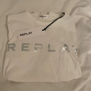 Vit Replay tröja  - Storlek: 10+ år, 140cm. Ny med prislapp. 