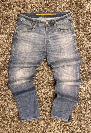 Jack & Jones jeans - Säljer ett par feta jeans från Jack n Jones i modellen tapered Mike. Jeansen har en slim straight passform som är lite flared längst ner men det är inte mycket. Mycket bra skick. Strlk 30/32