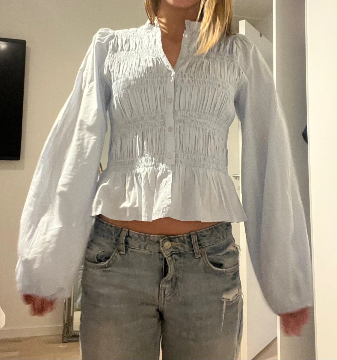 Ljusblå blus med volang och smock - 3