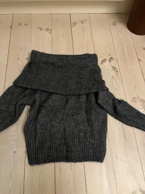Mörkgrå stickad offshoulder tröja H&M - Säljer en mörkgrå stickad tröja från H&M i storlek XS. Jätte passande inför vintern⛄️⛄️⛄️