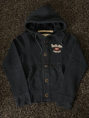 Hollister cardigan - sjukt eftertraktad! - 🔥 Extremt eftertraktad Hollister-hoodie, stl M sitter som S , skick 8/10 🔥 Black Week-REA! Passa på medan priset är sänkt – det här är en av Hollisters mest populära modeller och den dyker nästan aldrig upp. Sitter perfekt, sjukt snygg och funkar till ALLT.  Den här kommer försvinna direkt – folk brukar köpa såna här på sekunder. Först till kvarn. Köp nu innan någon annan hinner före!  Ta liknande som den