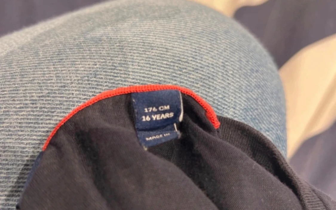 Svart GANT t-shirt med röd text - 2