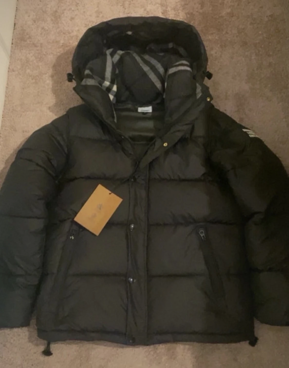Svart dunjacka från Burberry