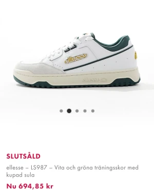 Vita och gröna sneakers från Ellesse - SÄLJES BILLIGARE VID SNABB KÖP!           Snygga sneakers från Ellesse i vitt och mörkgrönt med gul logga på sidan och hälen. Skorna har en robust, kupad sula i beige och grönt, samt detaljer i mocka framtill. Användes kanske 6 gånger maximalt.💚