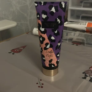 Victoria's Secret Endless Night lotion - Använd endast en gång  köptes från 2023 limited edition så finns inte o köpa längre därför säljer jag den för 230kr 236ml  .