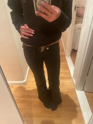 svarta cheap monday jeans med låg midja  - säljer ett par jätte snygga svarta lowwaist bootcut cheap monday jeans (köpta från weekday). Jag säljer pga att de har blivit för korta för mig, jag är ca 165cm. Fråga gärna för fler bilder osv, !!💞