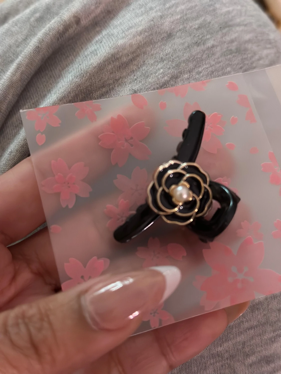 Camellia Svart hårklämma med blomma och pärla