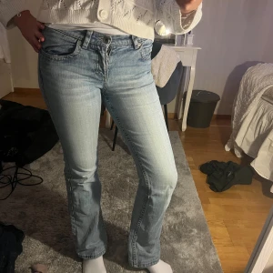 Lågmidjade esprit jeans vintage - Vintage lowwaist jeans från esprit. Fin ljusblå färg och bra skick förutom ett hål vid midjan. Är 170cm❤️