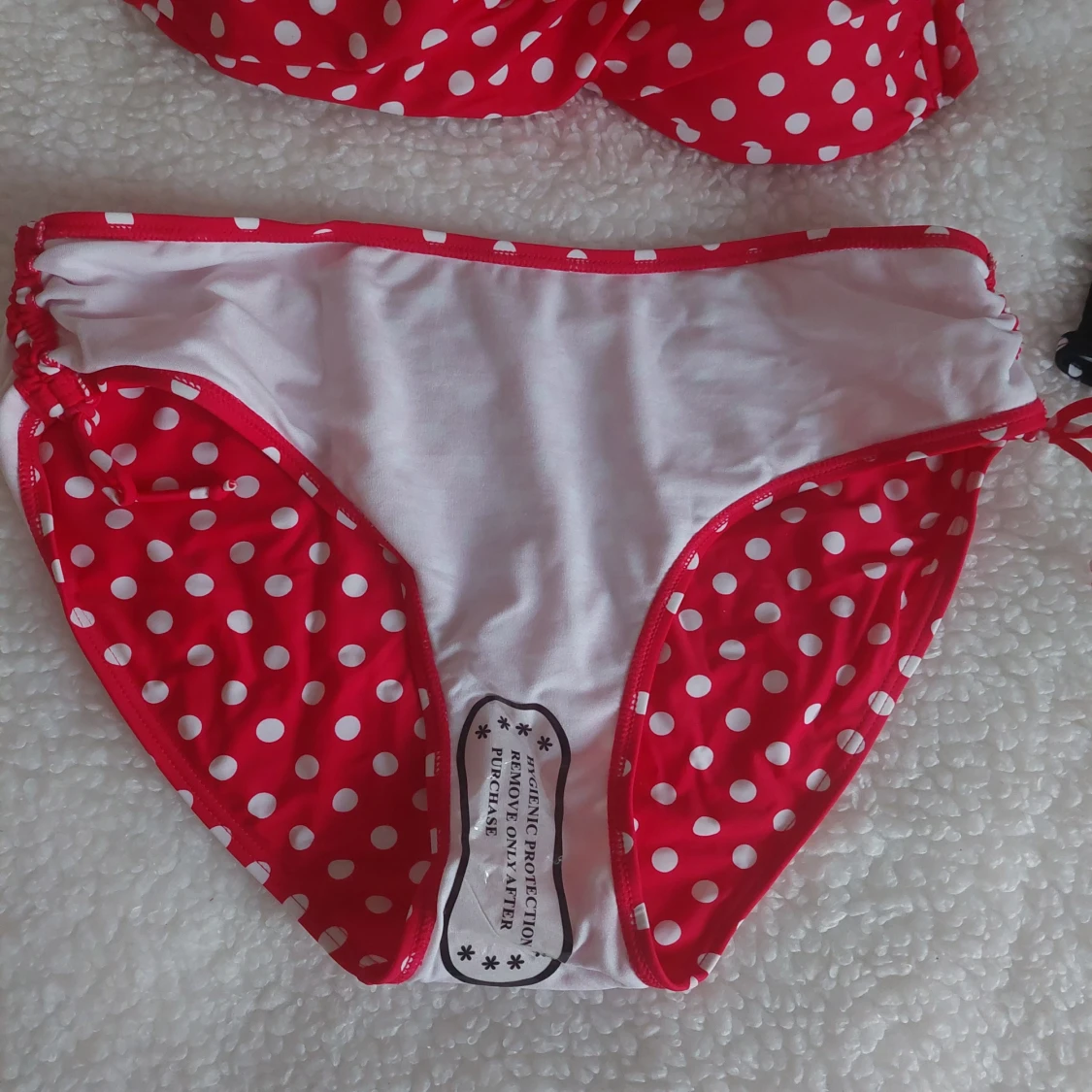 Två bikinisar med prickigt mönster.Storlek 44 - 6