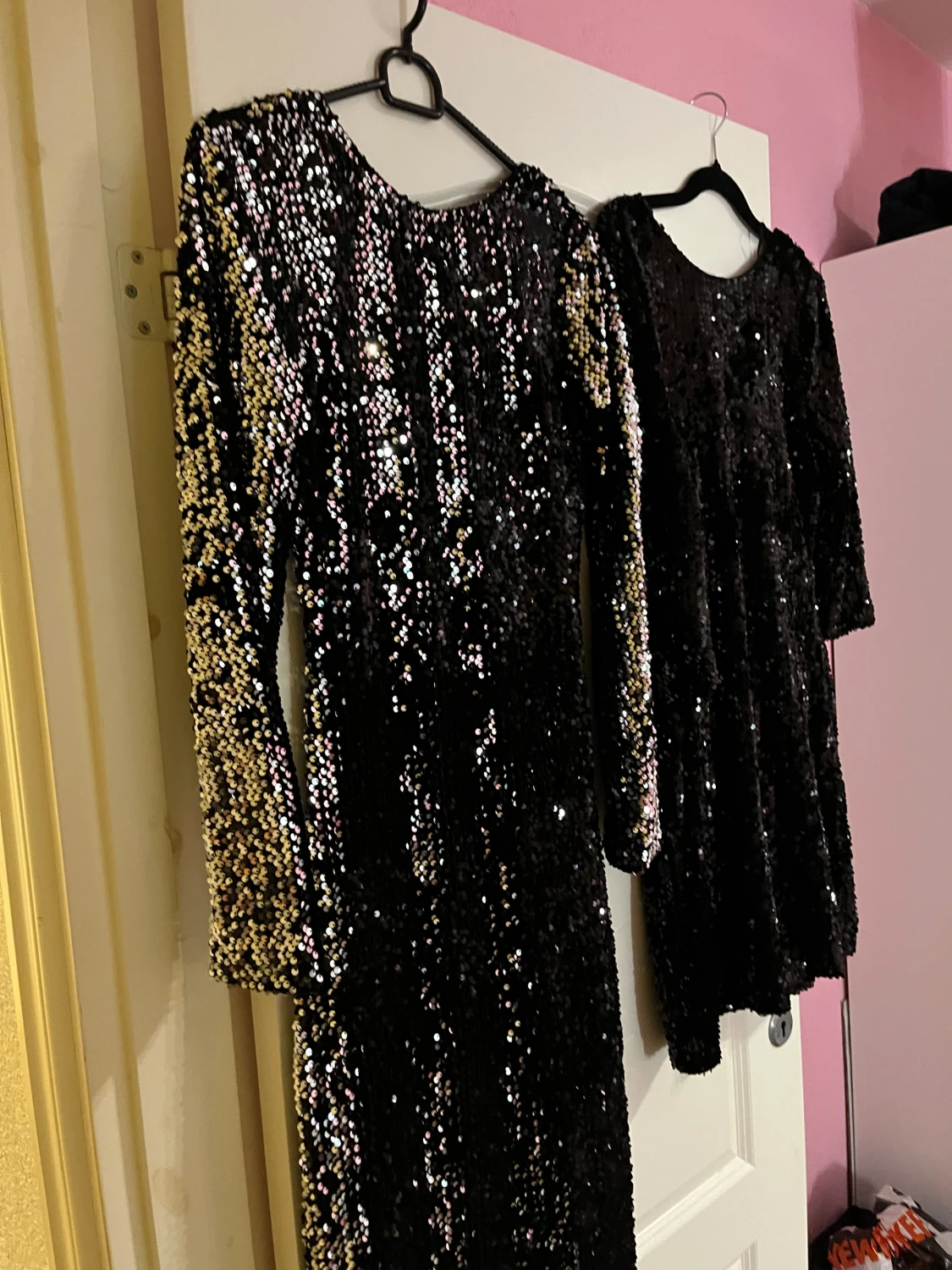 Svart glittrig paljettklänning - 5