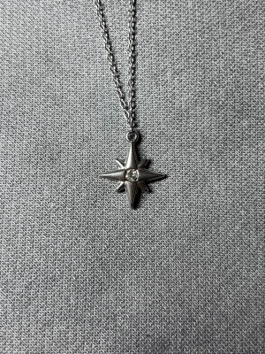 Silver Sparkling Stardust Halsband - · Hänge: 1,7 x 1,7 cm med glittrande sten · Kedja: 50 cm, 1,5 mm tjock · Rost- och nickelfri