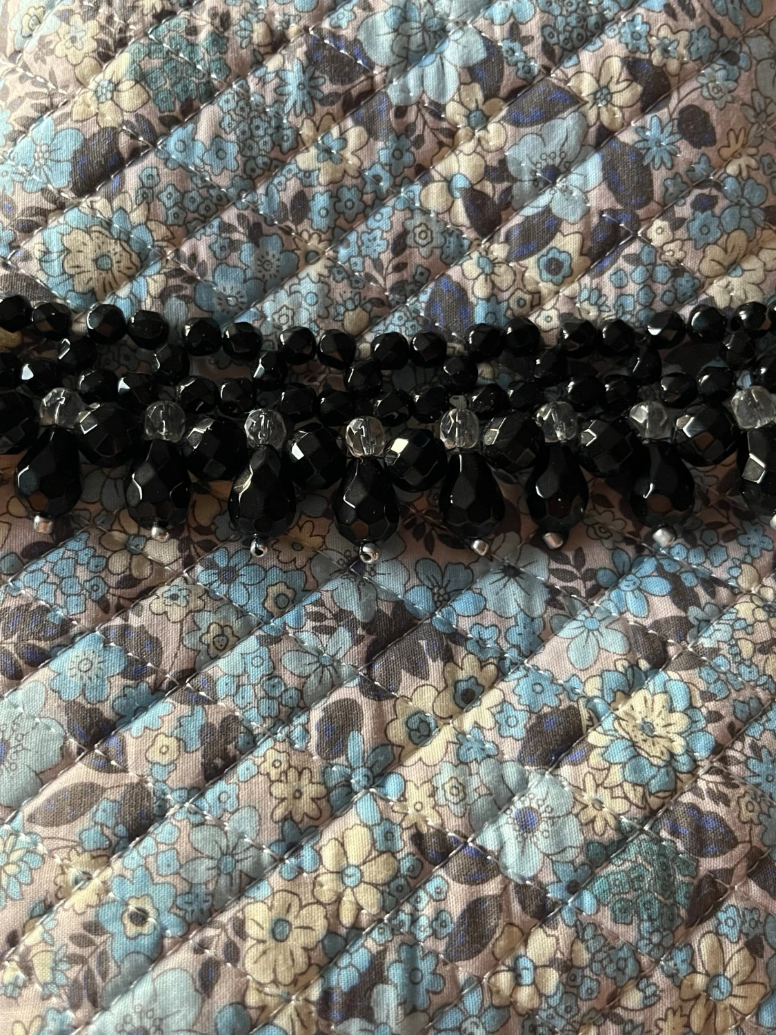 Svart pärlarmband med droppformade detaljer - 1