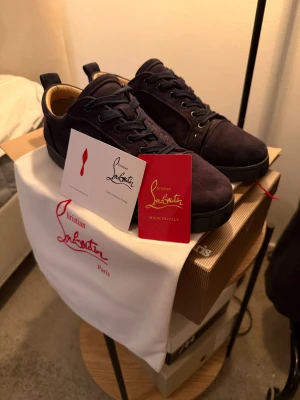 Mörkblå mocka sneakers Från Christian Louboutin - Ett par lite mer använde men fortfarande fräscha loubs strl 43 det är otroligt fina för att varit använda några veckor men fortfarande har din charm. Allt med skon med kommer såsom dustbaggs till kvitto kort osv. Pris ej hugget i sten. skriv vid minsta fundering 👍