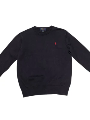Marinblå tröja Polo Ralph Lauren  - Marinblå tröja från Polo Ralph Lauren i storlek L  14-16 vilket ungefär är XS.  Rund halsring. Klassisk röd broderad logga på bröstet. Långärmad och ribbad vid ärmslut och nederkant. Perfekt för en stilren look.