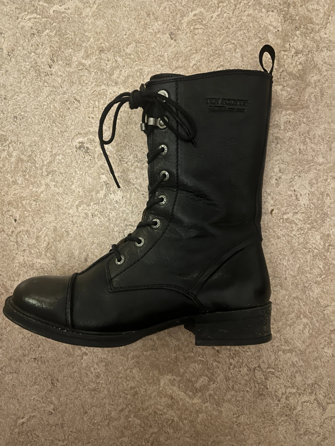 Svarta skinnkängor med snörning