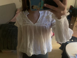 Fin vit blus från Gina Tricot  - Super fin blus från Gina tricot, perfekt när det blir vår och sommar. Blusen är i storlek 146/152