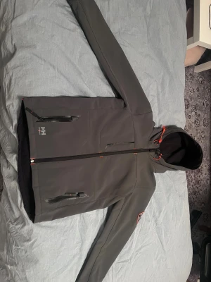 Grå Helly Hansen vindjacka XS - Säljer en grå Helly Hansen Workwear vindjacka i storlek XS. 