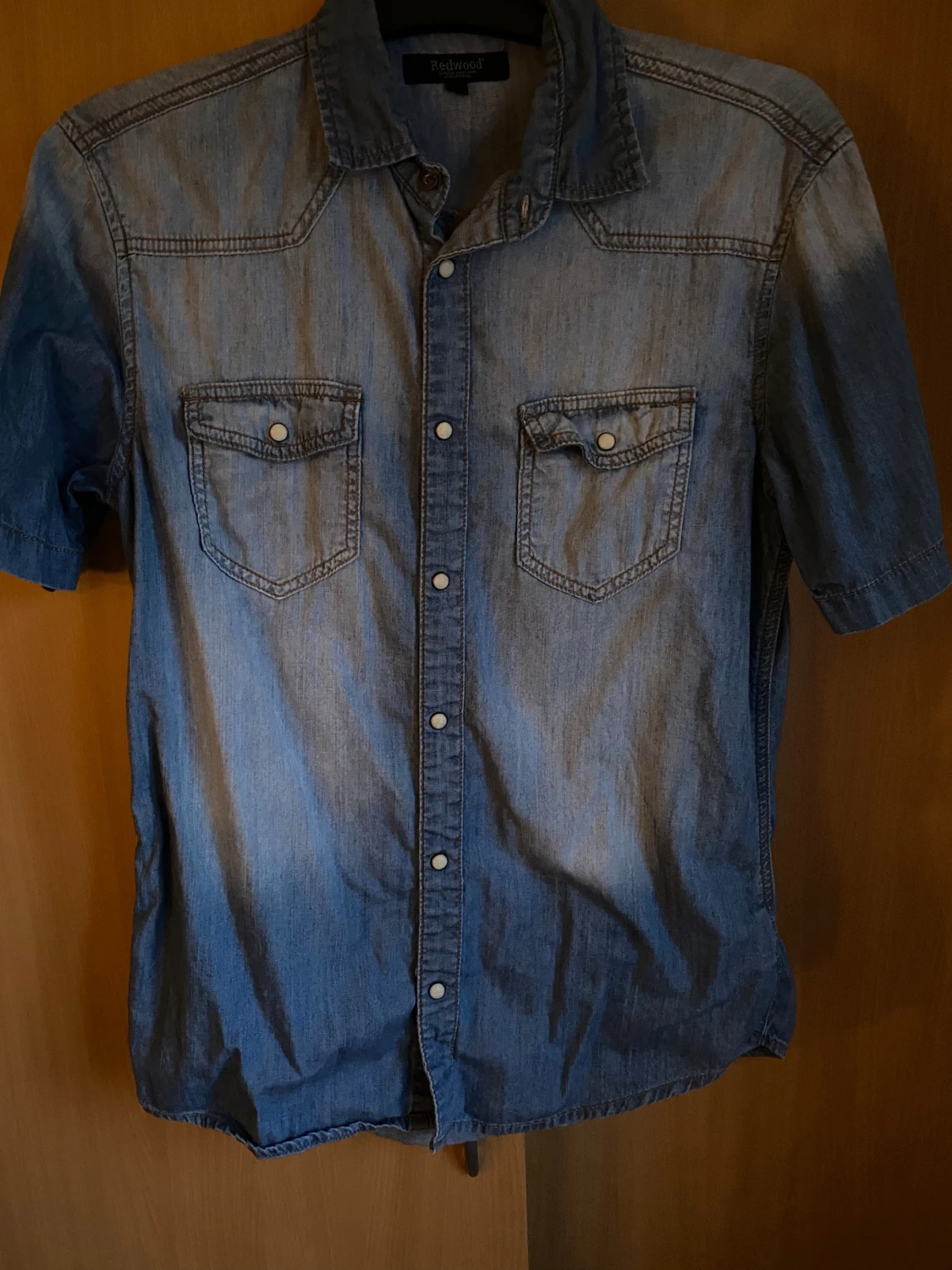 Blå jeansskjorta från Redwood