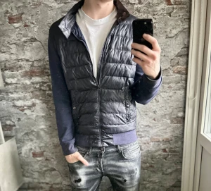 Ralph Lauren Cardigan - Mycket fint skick, inga defekter. Storlek 48/S passar dig som är mellan 175-185cm ungefär. Nypris ca 4000kr. Modellen är 185 cm, 79 kg. Självklart äkta - Kolla bara recensionerna och qr koden! Passar bra nu till vintern. Skriv för mer information!🤝