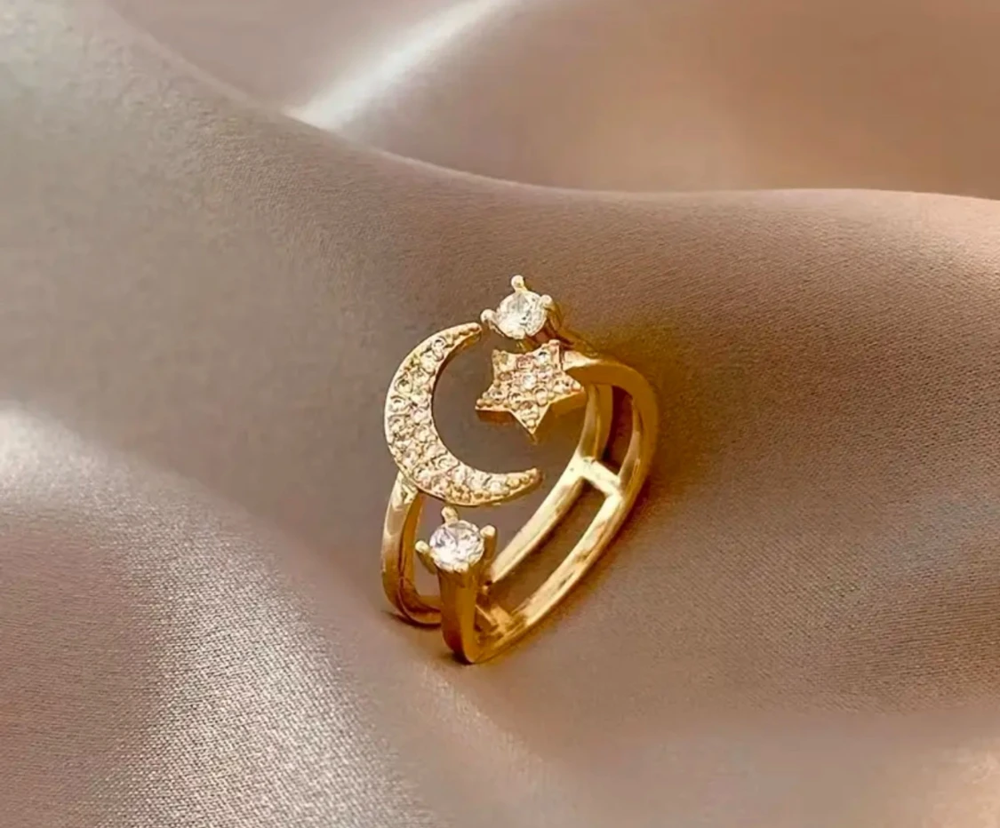 Guldig ring med måne och stjärna