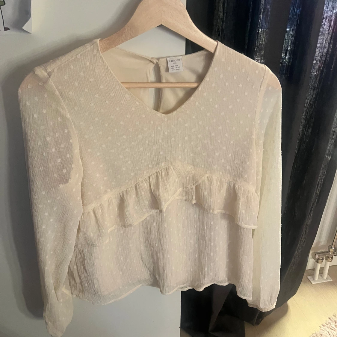 Så söt kräm vit prickig blus med volang från Lindex - 1