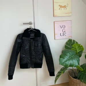 Skinnjacka från only - En skinnjacka jag köpte från Vinted har aldrig använt den själv men nån annan har tror jag 💞 storlek XS 🎀 