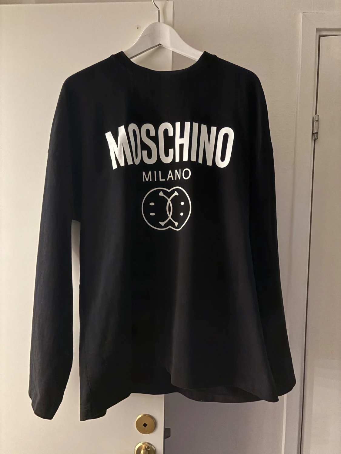 Svart långärmad Moschino tröja