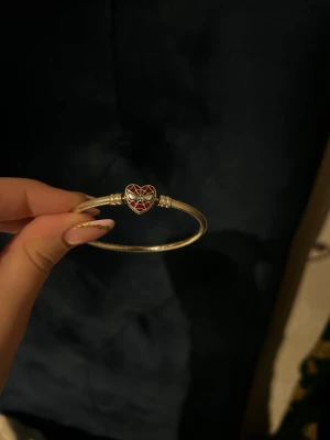 Pandora armband - Super fint armband i silver från pandora, går att köpa charms att sätta på😊