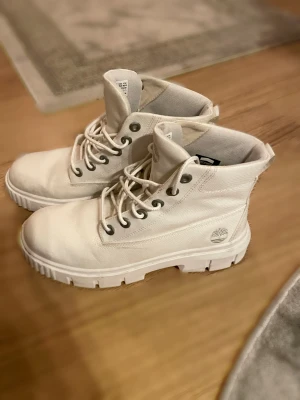 Creme vit snö kängor från Timberland en gång använd  - Boots köpt från Timberland , väldigt fin men Tyvärr var de för stora för mig eftersom jag har jätte smala fötter 