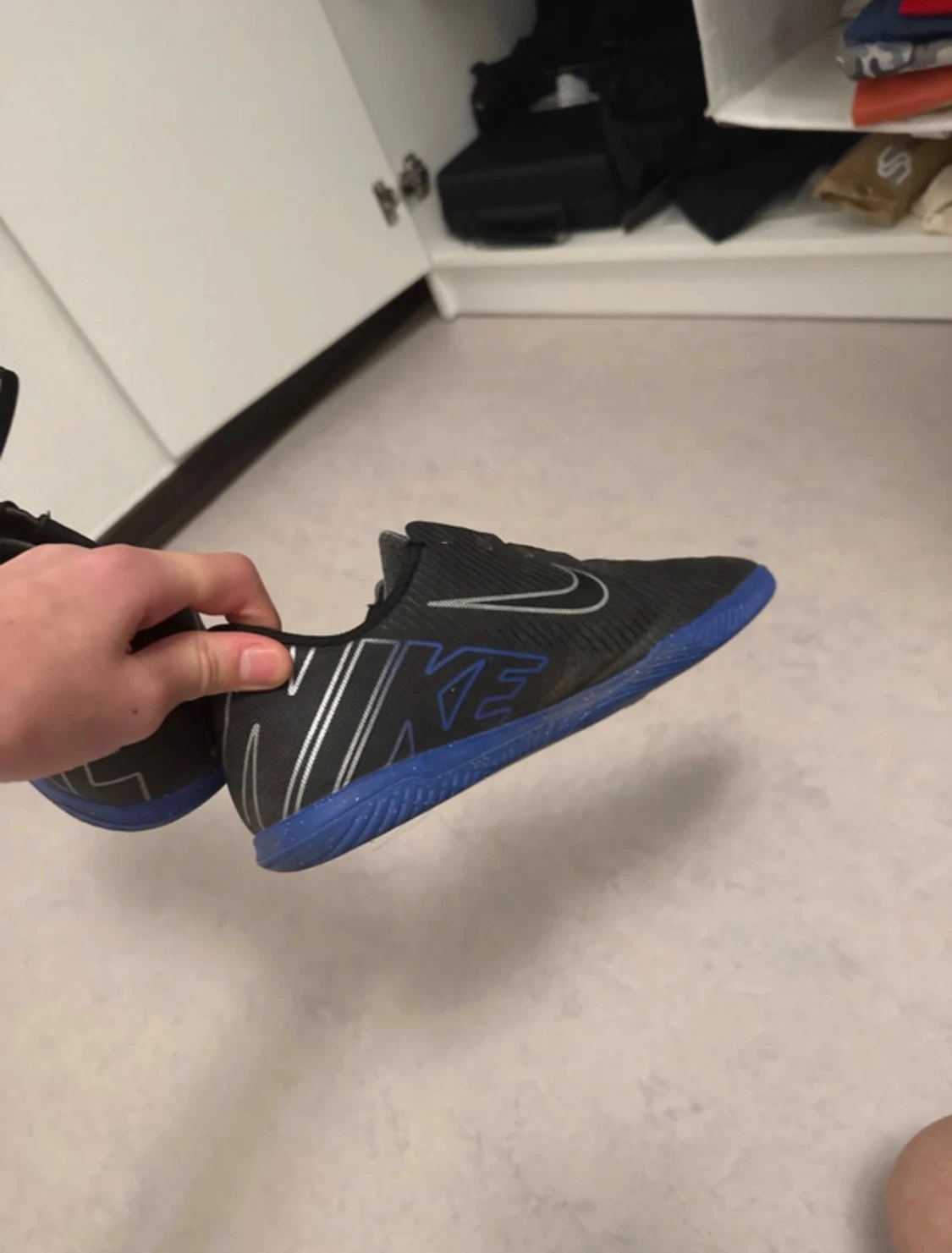 Svarta Nike fotbollsskor med blå sula - 2