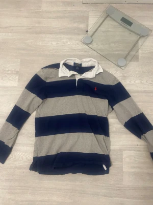 Långärmad tröja Polo Ralph Lauren  - Säljer min långärmad tröja från Ralph lauren på grund av att den är för små på mig. Den är i bra skick inga defekter eller hål. Den passar för dig som är 160-170cm lång. Pris går att diskuteras vid smabbaffär. Om du undrar nåt hör av mig. 