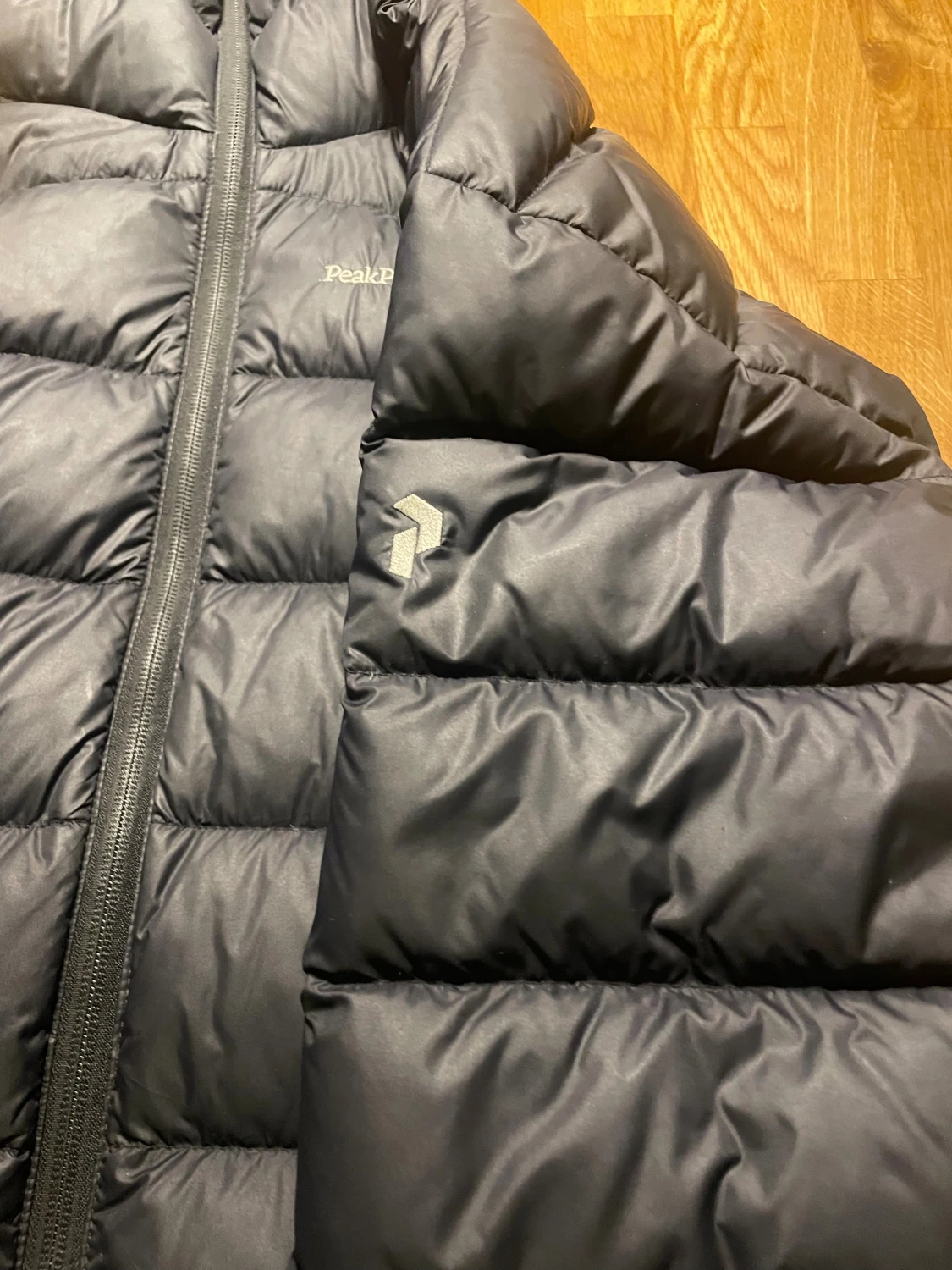 Svart pufferjacka från Peak Performance - 1