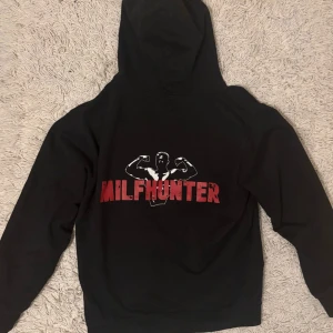 Milfhunter hoodie - Jävligt fet milfhunter hoodie || Storlek S men sitter som xs || går inte o köpa längre || Hör av dig för fler bilder eller frågor ||