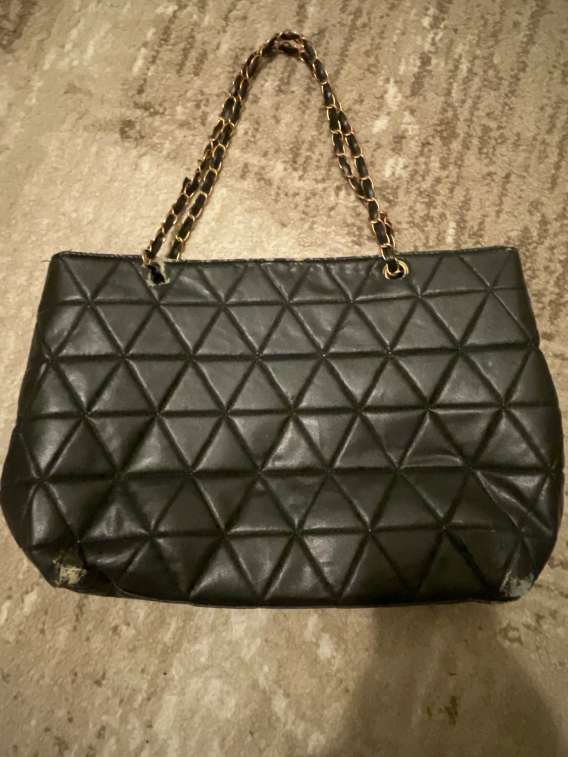 Svart quiltad axelväska med kedja