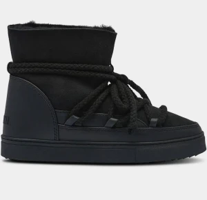 Intressekoll på mina inukkis! - Intressekoll på ett par svarta boots från Inuikii med grov snörning runt hela skon. Utsidan är i mocka och skinn, insidan är fodrad med mjukt material för extra värme. Rund tå och platt sula gör dem både snygga och bekväma. Perfekta för kalla dagar. Storlek 42 men passar mig som har 40-41. Använda i 3 år bra skick! 